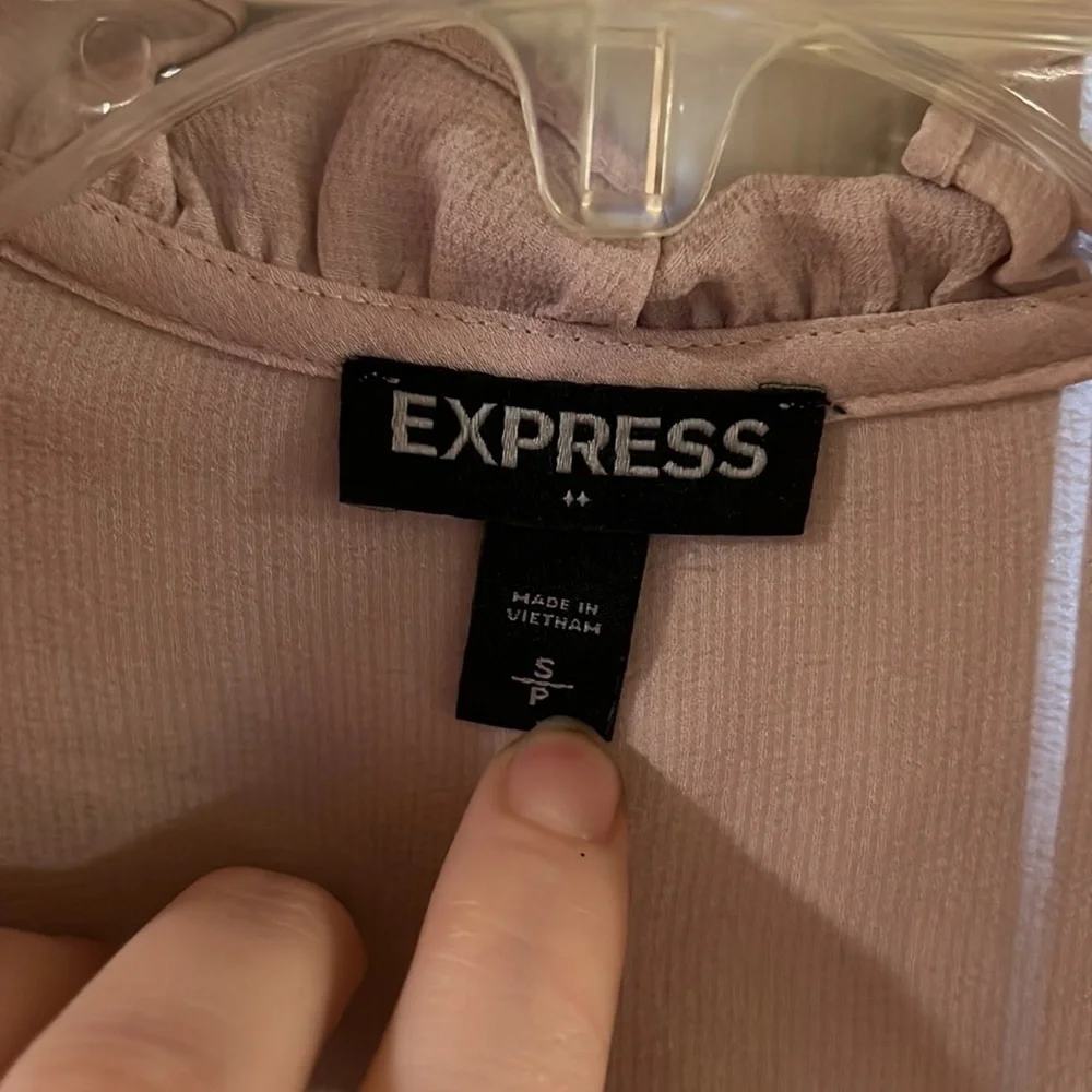 NWOT Express Long to 3/4 Sleeve Button Down Blouse w/Frilly Collar 🌺